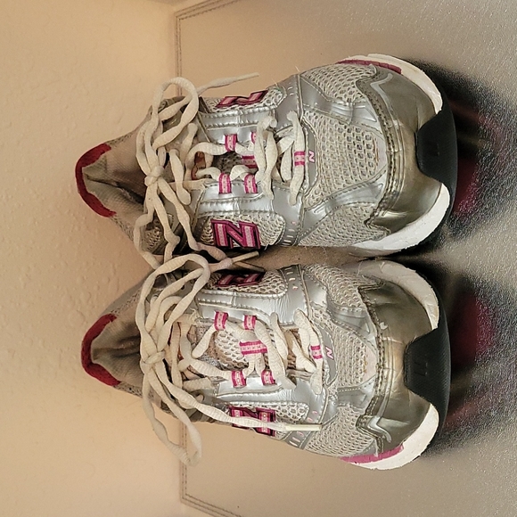 New Balance x Susan G. Moment for the Cure Breast Cancer Gray & Magenta …